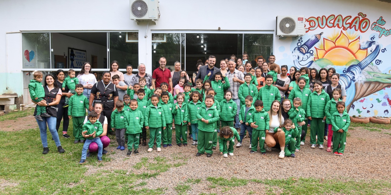 LUCAS NEVES ENTREGA NOVOS UNIFORMES ESCOLARES EM ANITA GARIBALDI
