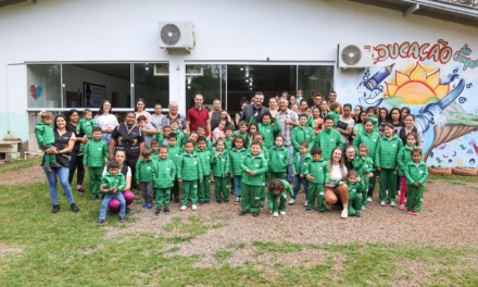 LUCAS NEVES ENTREGA NOVOS UNIFORMES ESCOLARES EM ANITA GARIBALDI