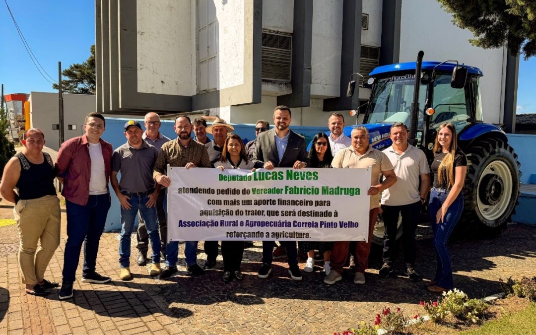 LUCAS NEVES ENTREGA TRATOR PARA CORREIA PINTO