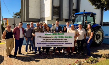 LUCAS NEVES ENTREGA TRATOR PARA CORREIA PINTO