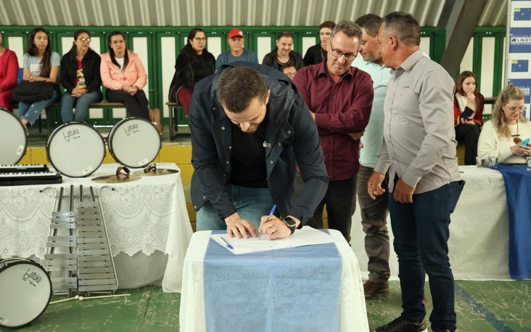 LUCAS NEVES ENTREGA NOVOS INSTRUMENTOS PARA BANDAS DE FANFARRAS DA SERRA CATARINENSE