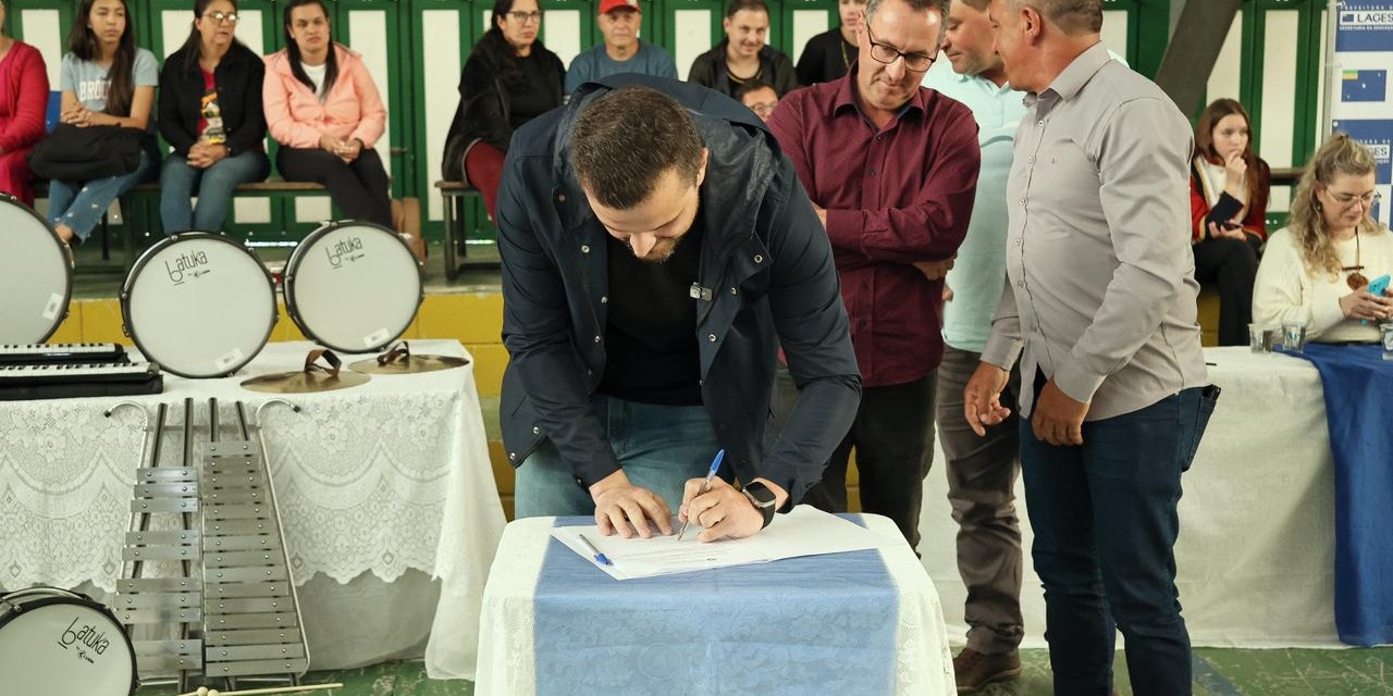 LUCAS NEVES ENTREGA NOVOS INSTRUMENTOS PARA BANDAS DE FANFARRAS DA SERRA CATARINENSE