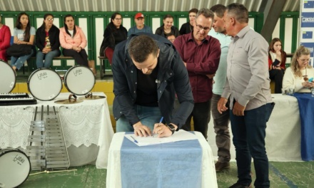 LUCAS NEVES ENTREGA NOVOS INSTRUMENTOS PARA BANDAS DE FANFARRAS DA SERRA CATARINENSE