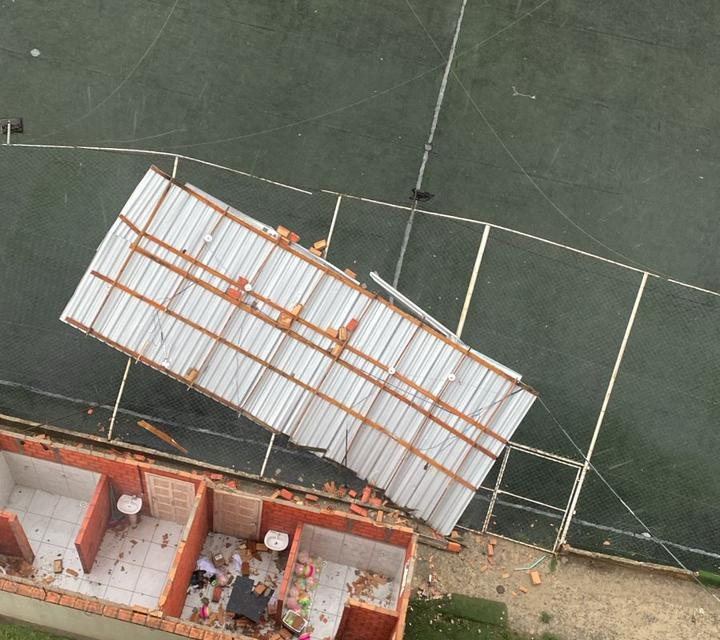 Chuva forte faz estragos, derrubou árvores e arrancou coberturas em Lages