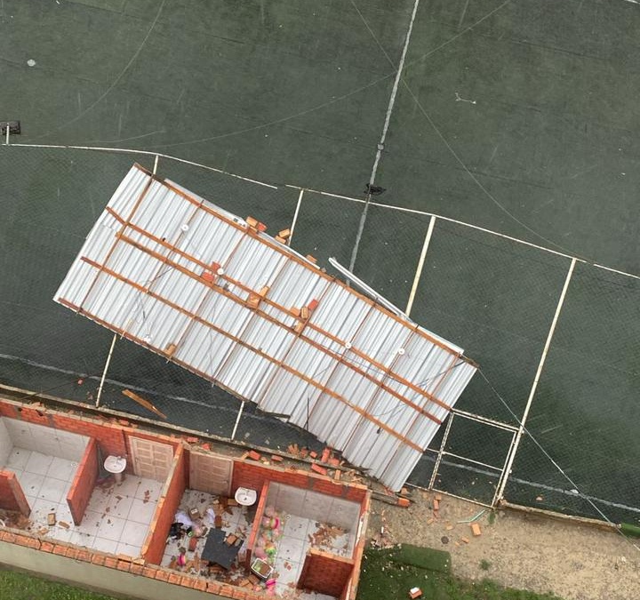 Chuva forte faz estragos, derrubou árvores e arrancou coberturas em Lages