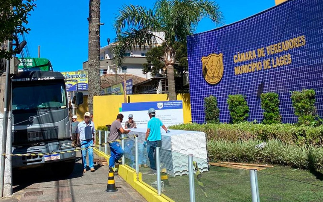 Câmara de Lages troca telhado e destina telhas em boas condições à Secretaria de Habitação