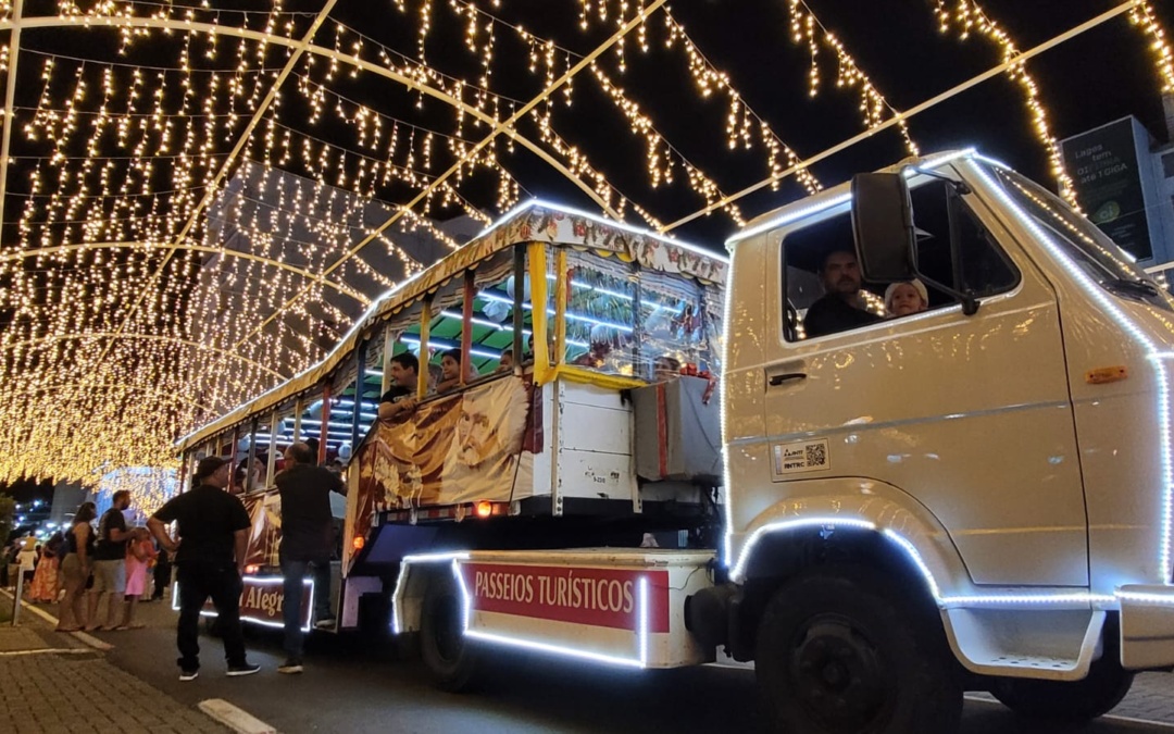 Bondinho do Papai Noel anima famílias e espalha magia pelas ruas de Lages