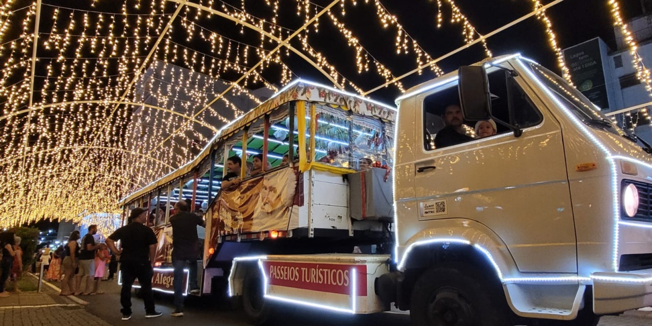 Bondinho do Papai Noel anima famílias e espalha magia pelas ruas de Lages