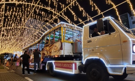 Bondinho do Papai Noel anima famílias e espalha magia pelas ruas de Lages