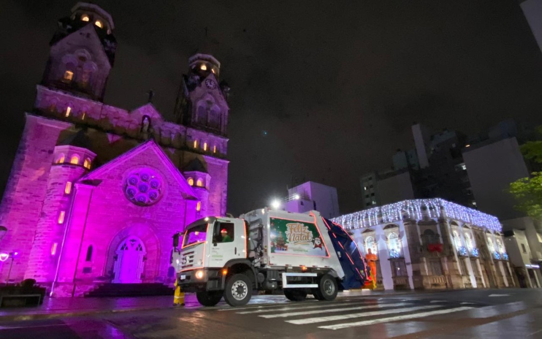 Caminhão decorado leva o espírito natalino às ruas de Lages durante a coleta de resíduos domiciliares