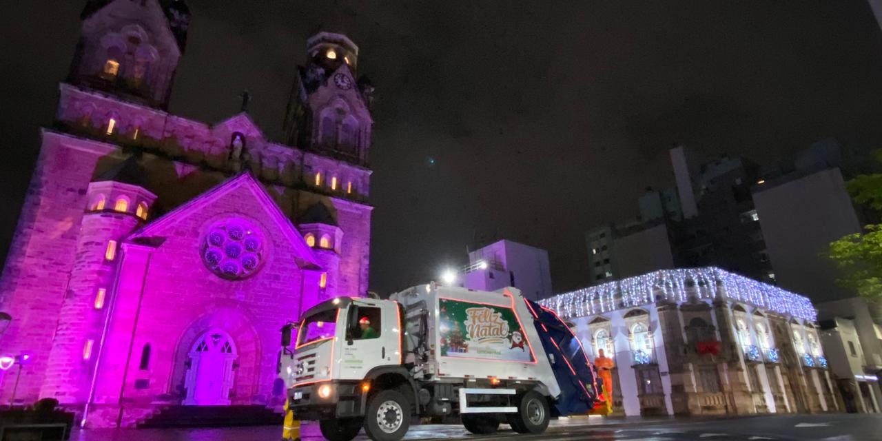 Caminhão decorado leva o espírito natalino às ruas de Lages durante a coleta de resíduos domiciliares