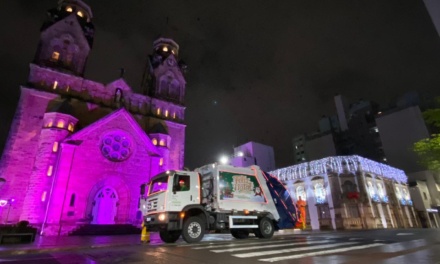 Caminhão decorado leva o espírito natalino às ruas de Lages durante a coleta de resíduos domiciliares
