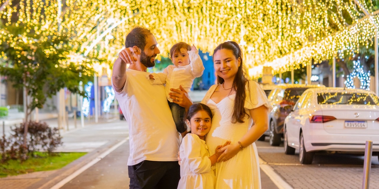 Jovens apaixonados ficam sabendo que estão esperando um menino em Chá Revelação sob as luzes douradas, receptivas e alegres do Túnel Encantado