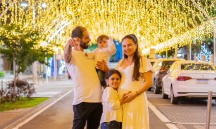 Jovens apaixonados ficam sabendo que estão esperando um menino em Chá Revelação sob as luzes douradas, receptivas e alegres do Túnel Encantado