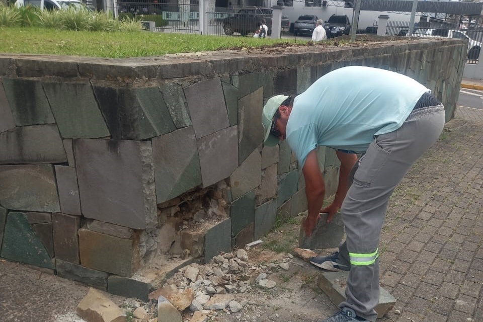 Limpeza e roçada executadas em praças de Lages nesta segunda-feira