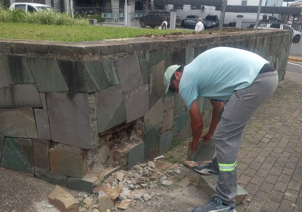 Limpeza e roçada executadas em praças de Lages nesta segunda-feira