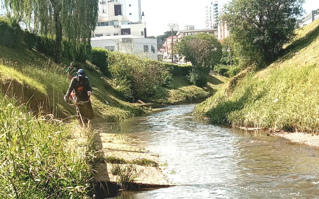 Manutenção das áreas urbanas avança com roçadas e limpeza em diversos pontos da cidade