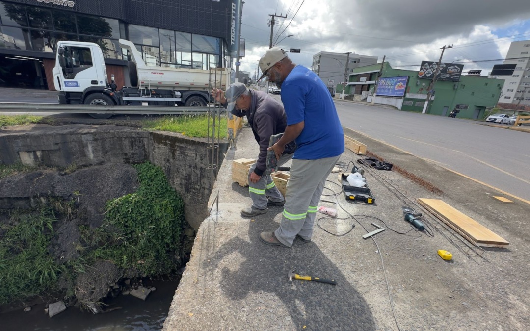 Manutenção de guarda-corpos é realizada em diferentes pontes de Lages