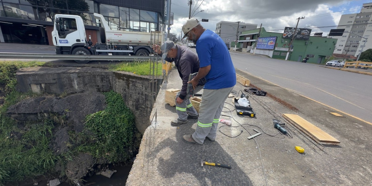 Manutenção de guarda-corpos é realizada em diferentes pontes de Lages