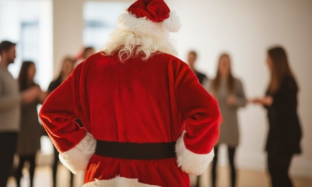 Papai Noel promove inclusão social e leva alegria à Farmácia Básica de Lages