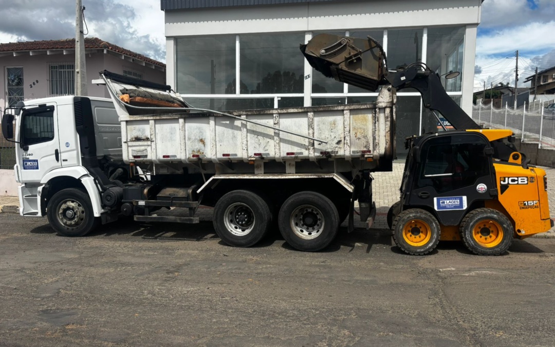 Retirada e reaproveitamento de pedras é realizada na avenida Corina Caon