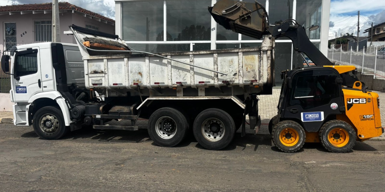 Retirada e reaproveitamento de pedras é realizada na avenida Corina Caon