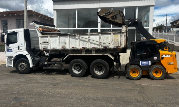 Retirada e reaproveitamento de pedras é realizada na avenida Corina Caon