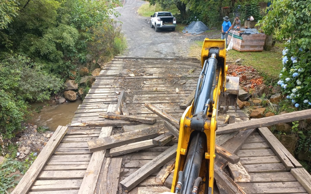 Reconstruída ponte na Rua Vivandério Santos do Vale, no bairro Caroba