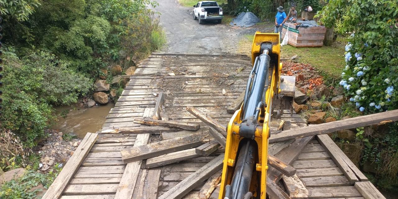 Reconstruída ponte na Rua Vivandério Santos do Vale, no bairro Caroba