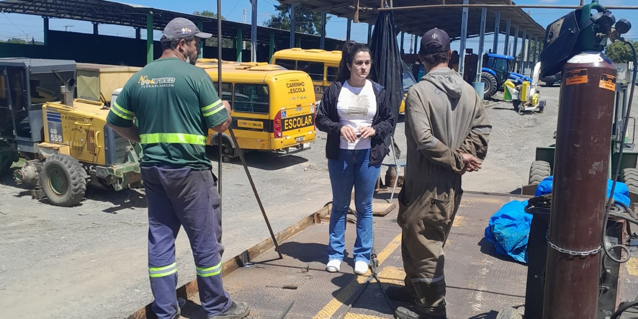 Prefeita em exercício entrega última remessa de materiais para reforma da balsa de Santa Rosa