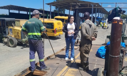 Prefeita em exercício entrega última remessa de materiais para reforma da balsa de Santa Rosa
