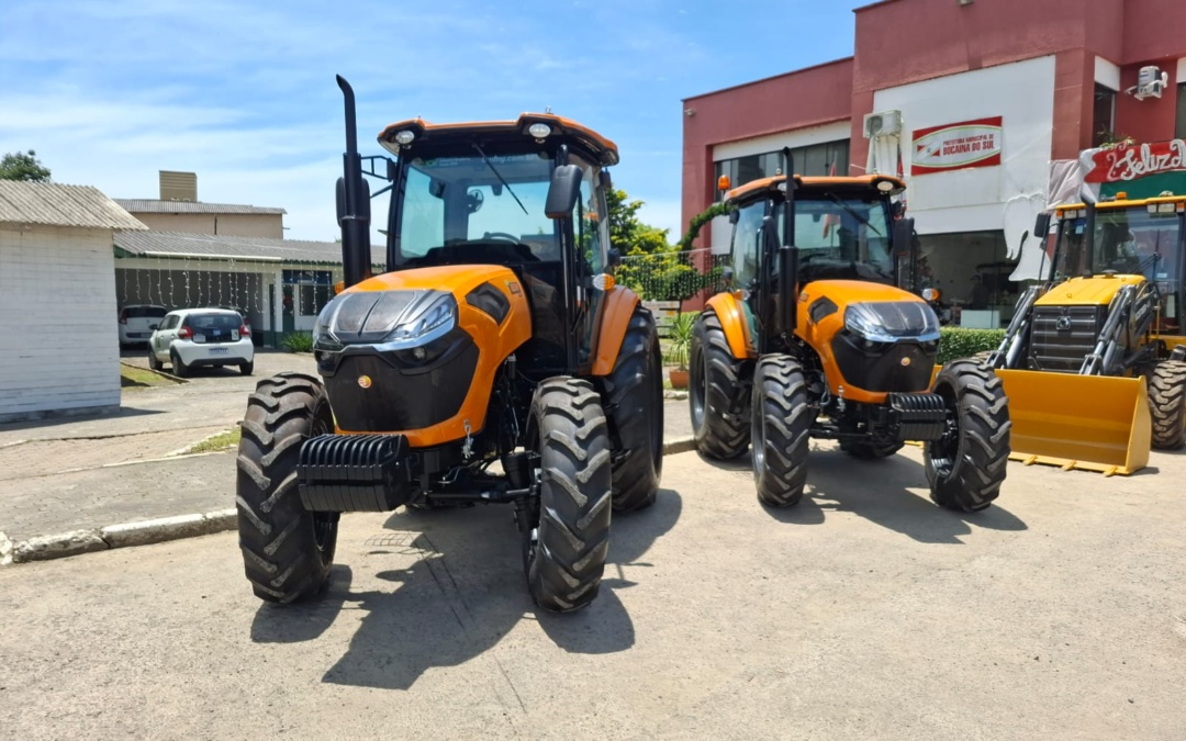 Bocaina do Sul recebe dois novos tratores para a Secretaria de Agricultura