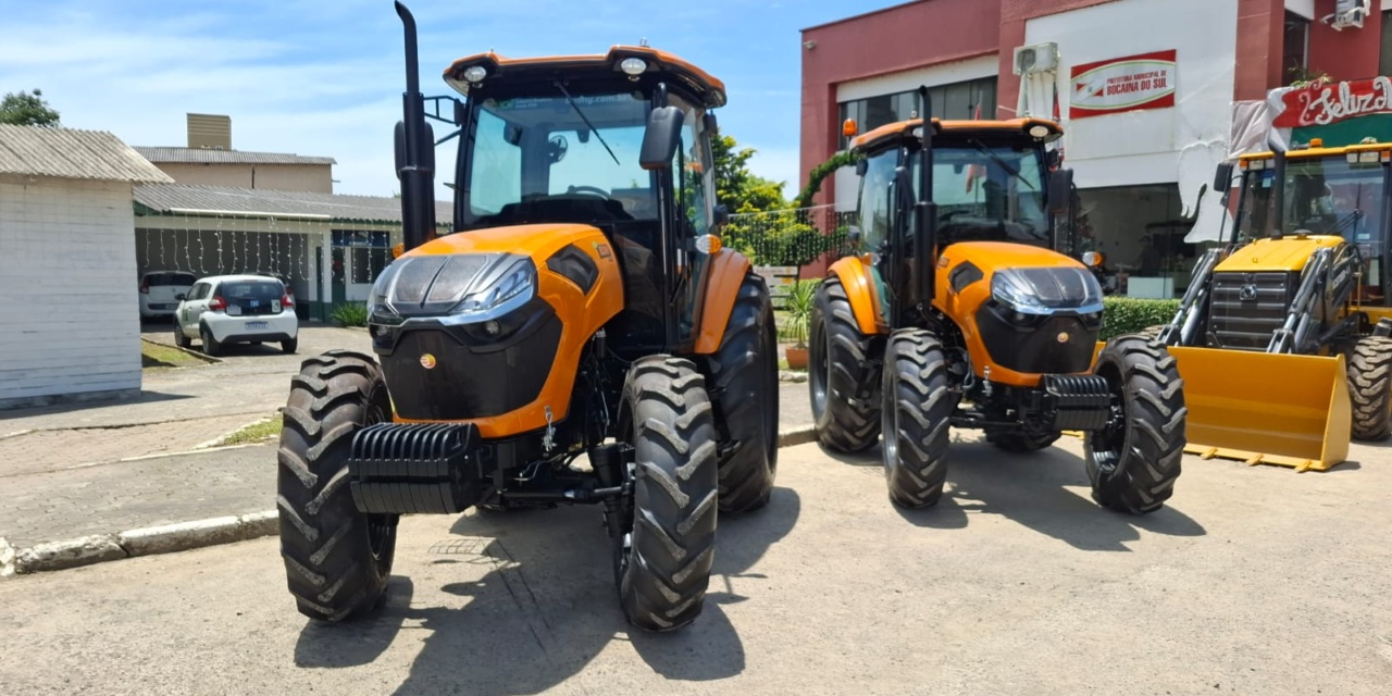 Bocaina do Sul recebe dois novos tratores para a Secretaria de Agricultura