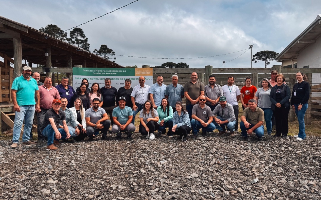 LUCAS NEVES ENTREGA NOVOS EQUIPAMENTOS PARA A CANCHA DE ARREMATES DE PALMEIRA
