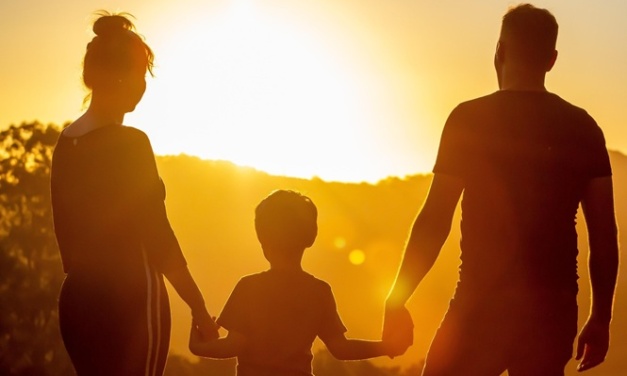 TJSC lança guia e cartaz que orientam viagens de crianças e adolescentes em férias escolares