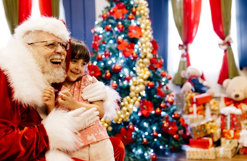 Alegria e aconchego: Casa do Papai Noel abre as portas e emociona famílias no coração de Lages