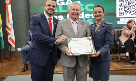 Presidente da ACIL é homenageado na Alesc por contribuição ao fortalecimento do Corpo de Bombeiros Militar de Lages