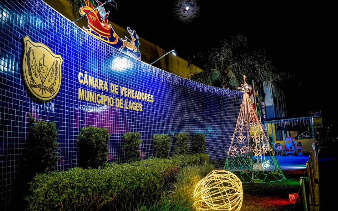 Câmara de Lages recebe decoração de Natal