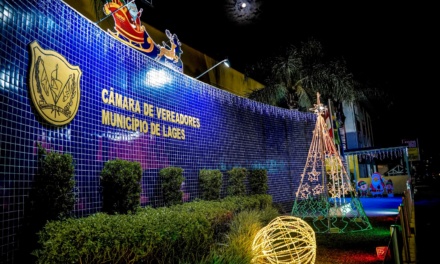 Câmara de Lages recebe decoração de Natal