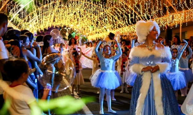 Parada de Natal toma conta da Rua Nereu Ramos e transforma Lages em um grande espetáculo de arte e emoção