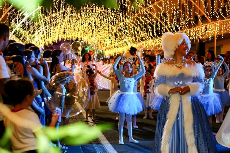 Parada de Natal toma conta da Rua Nereu Ramos e transforma Lages em um grande espetáculo de arte e emoção