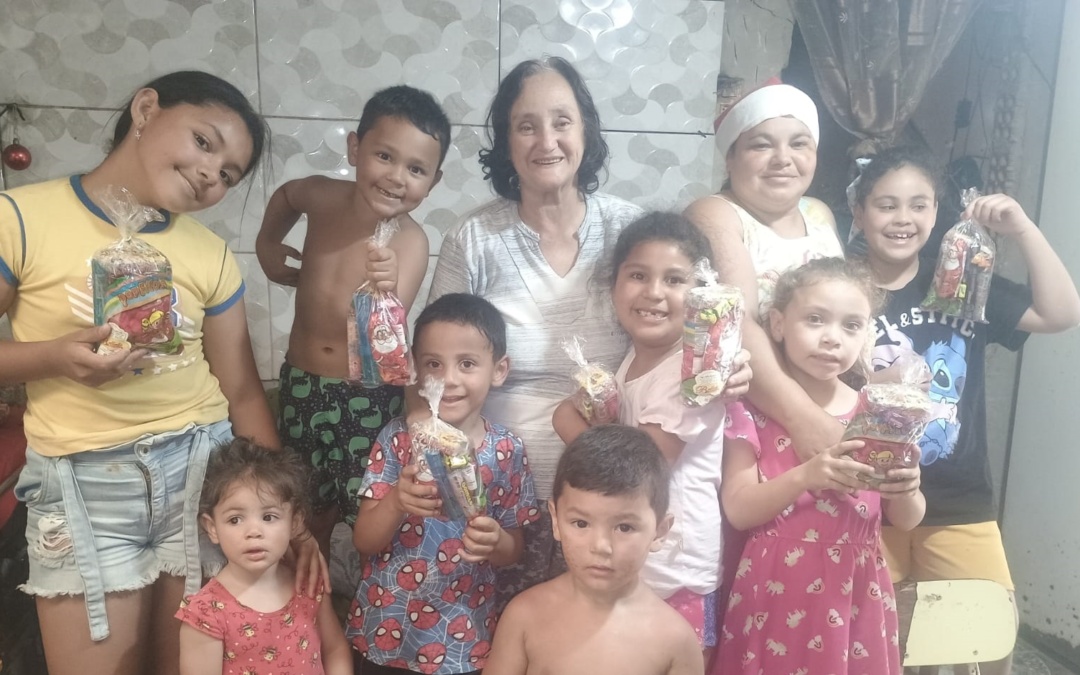 Natal da Tia Teka atende crianças carentes no bairro Santa Helena