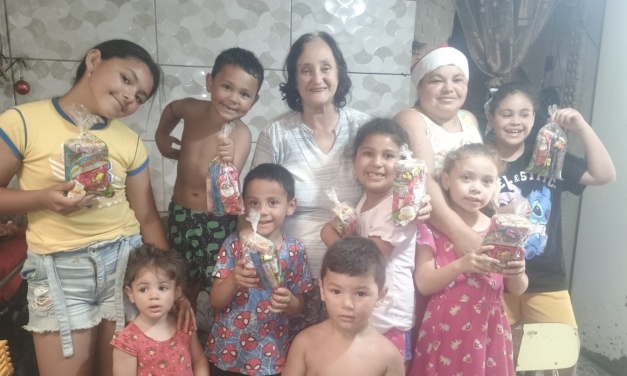 Natal da Tia Teka atende crianças carentes no bairro Santa Helena