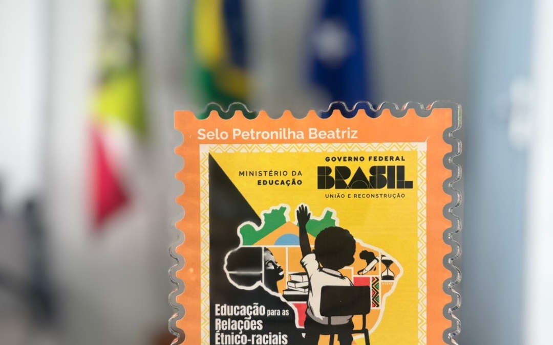 Secretaria da Educação de Lages recebe Selo Petronilha Beatriz Gonçalves e Silva por ações de valorização das relações étnico-raciais