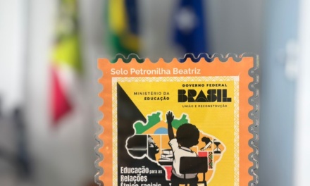 Secretaria da Educação de Lages recebe Selo Petronilha Beatriz Gonçalves e Silva por ações de valorização das relações étnico-raciais