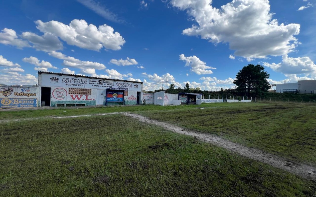 Campo de futebol do bairro Pisani passa por manutenção para atender esporte em Lages