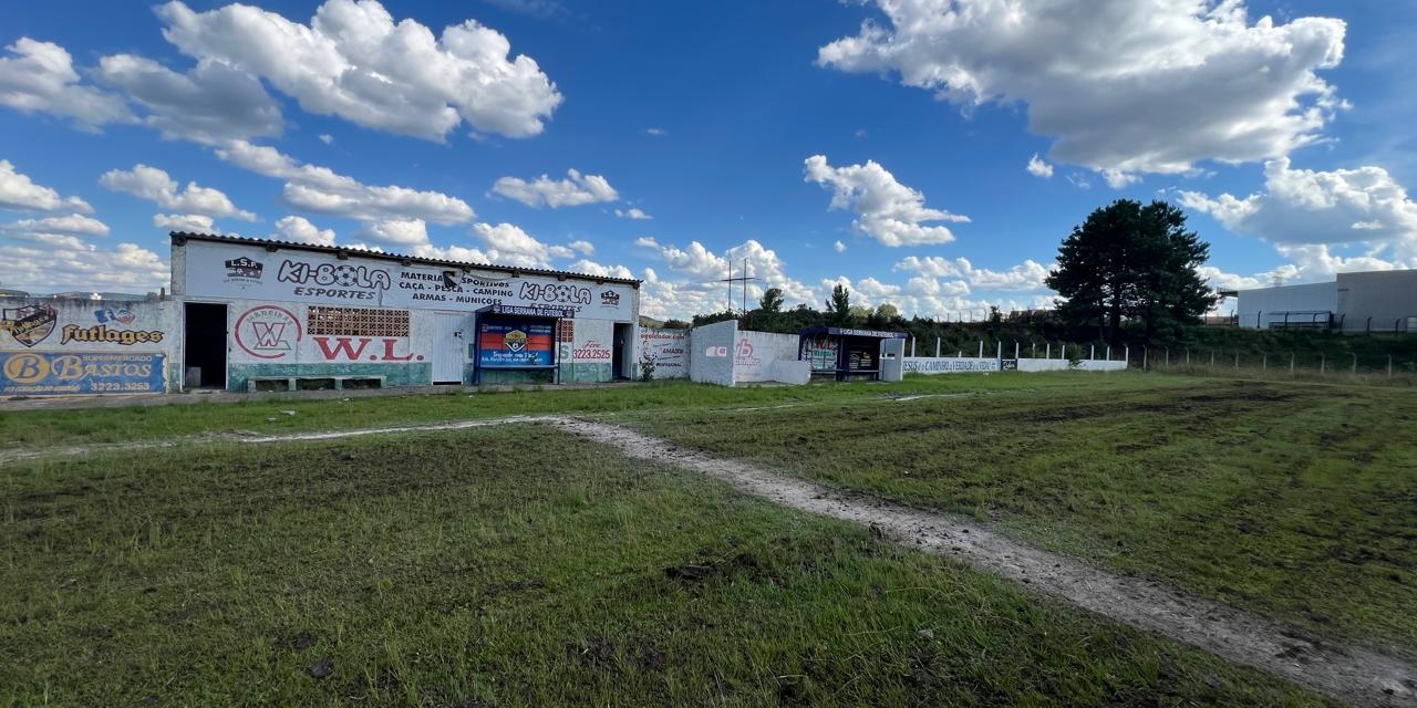 Campo de futebol do bairro Pisani passa por manutenção para atender esporte em Lages