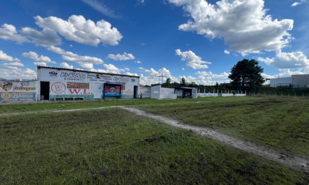 Campo de futebol do bairro Pisani passa por manutenção para atender esporte em Lages