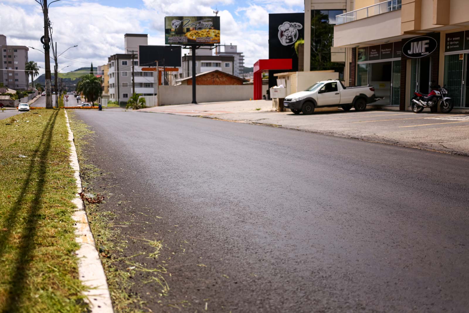 Com altas temperaturas de verão, Prefeitura acelera cortes e aparas de grama pela cidade e aos poucos devolve beleza a todos os espaços ao ar livre de Lages 