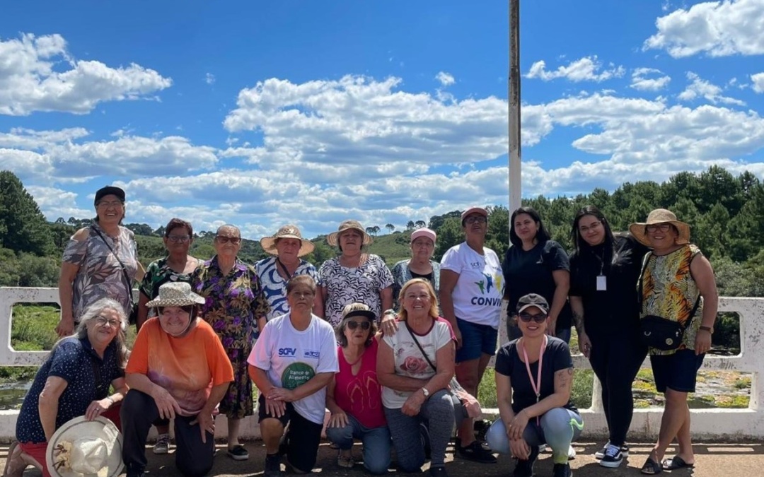 Entre sorrisos, memórias e natureza, idosos do Cras II vivem dia especial no Salto Caveiras